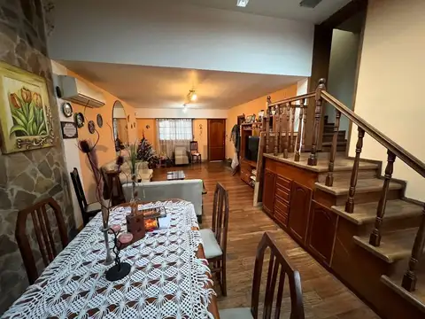 Casa 8 ambientes con 2 baños
