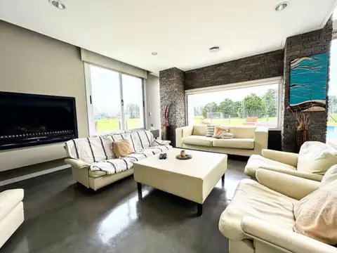 Casa 7 ambientes con 5 baños