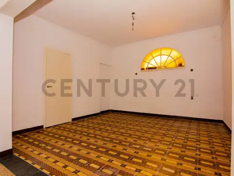 Venta Casa de pasillo  de 2 dormitorios con patio y departamento en terraza en La Florida, Rosario.