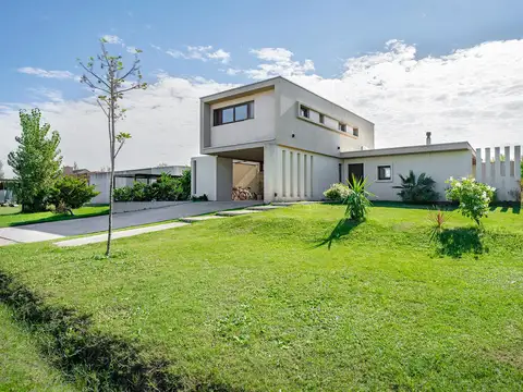 Casa de 3 dormitorios con galeria, pileta y cochera en Puerto Roldan