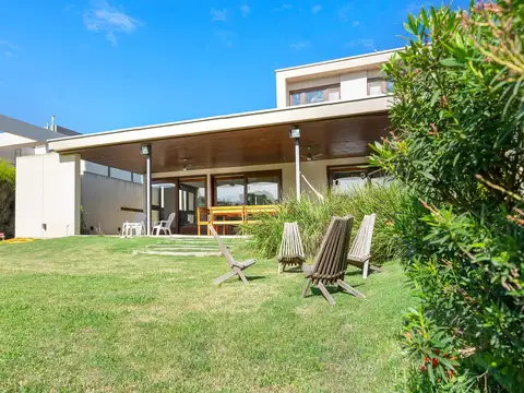 Casa 5 ambientes con 4 baños