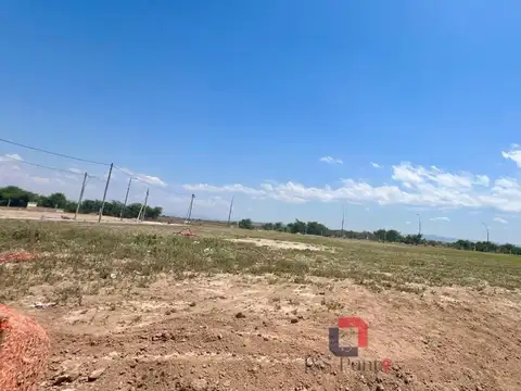 LOTE EN CAMPOS DE MANANTIALES (frente a espacio verde)