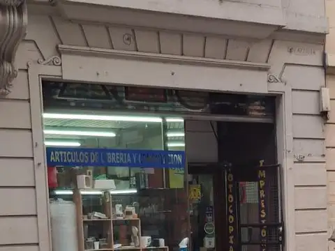 Excelente Local comercial , Uruguay al 900