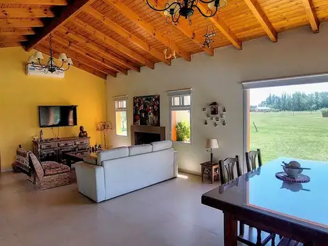 Casa 4 ambientes con 2 baños