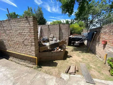 VENTA CASA 2 DORMITORIOS. COCHERA - PATIO Y TERRAZA