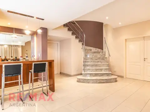 Casa 10 ambientes con 4 baños