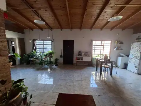 Venta CASA 2 Dorm., gran Patio, estrada de auto.