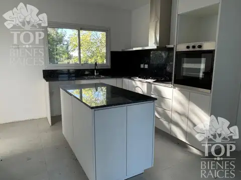 Casa 4 ambientes con 3 baños