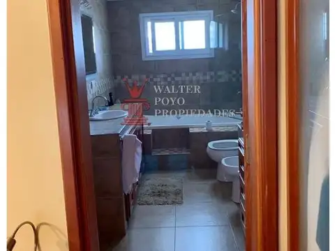 Venta permuta! casa 4 amb., 4 baños 1 en suite c/hidro, garaje p/3 autos, calef. central en 3 planta