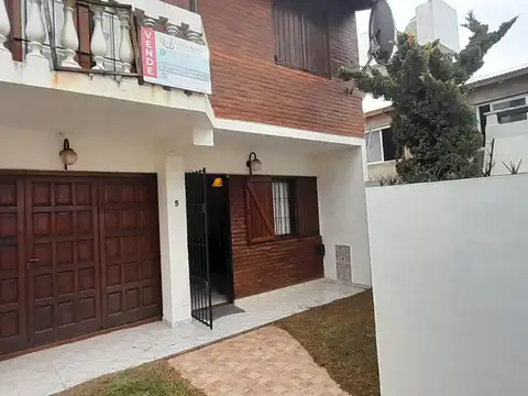Casa 5 ambientes con 2 baños