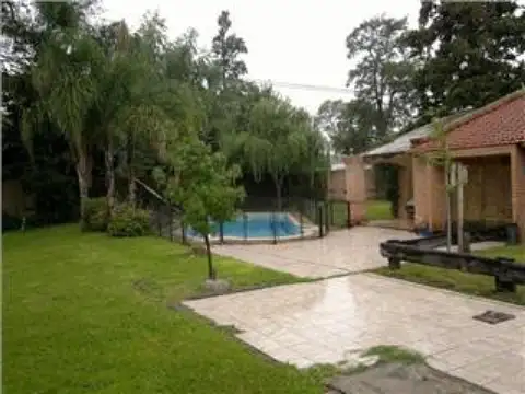 EXCELENTE CHALET  SOBRE AMPLIO LOTE MUY CERCA DE AUTOPISTA