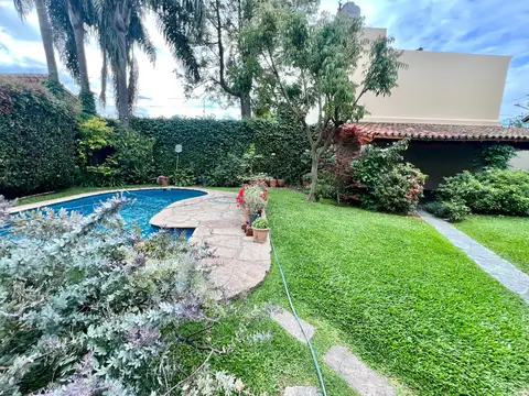 Martínez: Casa Sobre 2 Lotes de 10x22.84 cada uno. Apto división en dos lotes propios.