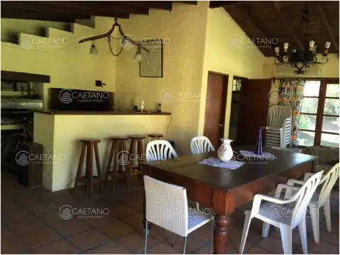 Casa en venta. Totalmente reciclada, bien equipada. Ambientes amplios. Punta del este.