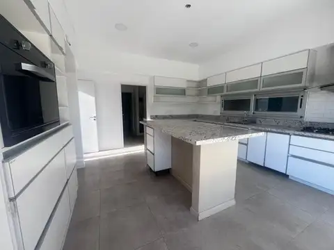 Casa 6 ambientes con 4 baños