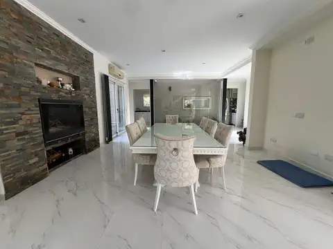 Casa en Venta con 3 cocheras