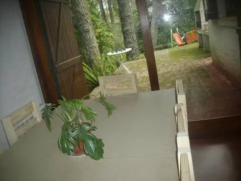 CASA DE DOS PLANTAS CON EXCELENTE UBICACIÓN