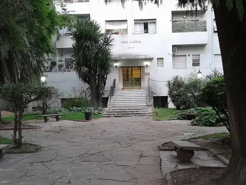 Depto. 3 ambientes, edificio “CASA AMERICA”. Parque de uso común del edificio. Regia ubicación.