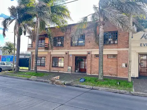 Amplio salón sobre L. N. Alem