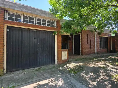 VENTA CASA 3 AMBIENTES CON COCHERA JARDIN Y GALPON