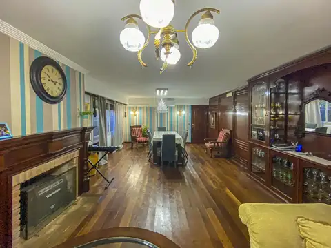 Casa en Venta con 2 cocheras