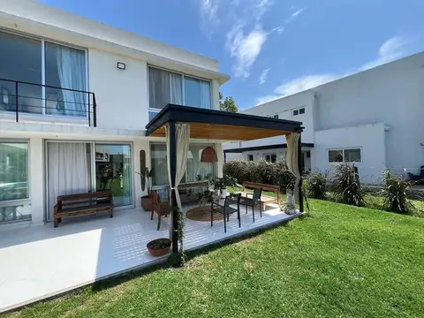 Casa con vista a la laguna en El Cantón Norte