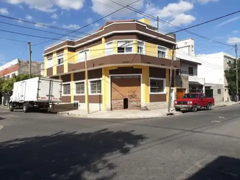 Galpón con 3 Departamentos en venta en Valentín Alsina