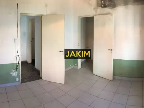 Casa en esquina sobre muy lindo lote, frente Av. Pérez Galdós, a metros de Av. Márquez.