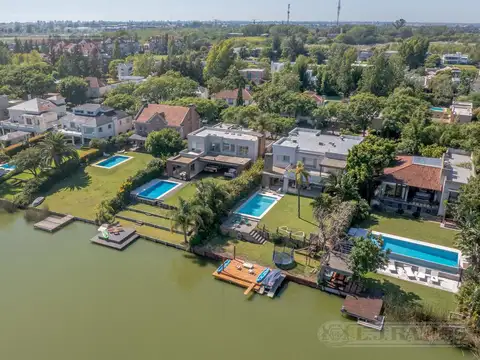 Casa en Alquiler con 2 cocheras