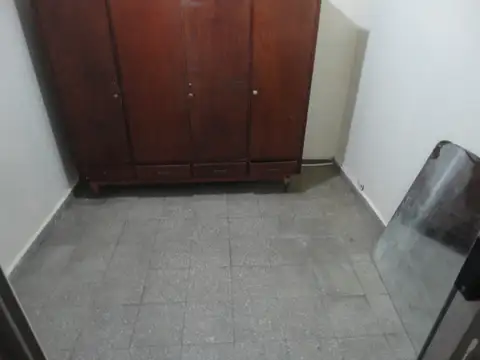 PH DE 1 1/2  AMBIENTES PLANTA BAJA - ESTILO ANTIGUO EN BUEN ESTADO-