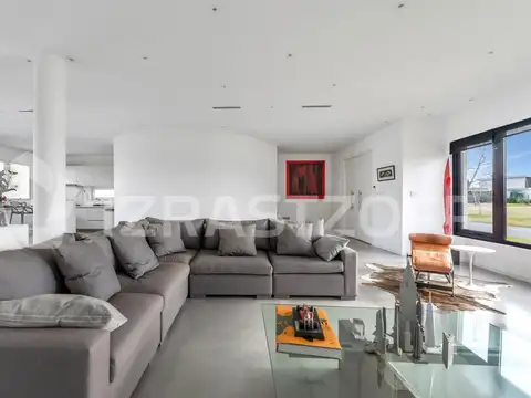 Casa en Venta con 4 cocheras