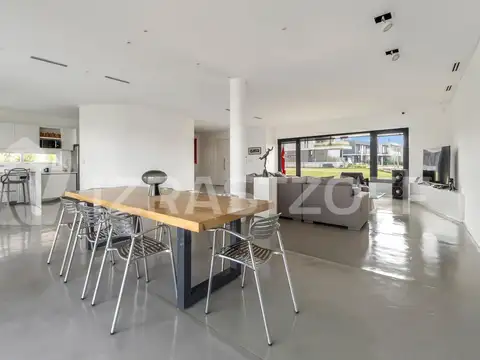 Casa 7 ambientes con 4 baños