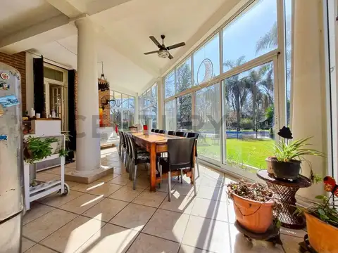 Casa de 4 dormitorios - 3 baños - Pileta, amplio jardin