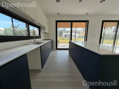 Casa en Venta con 4 cocheras