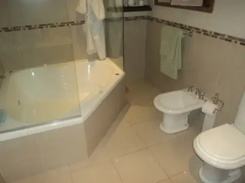 Casa en Venta con 3 cocheras