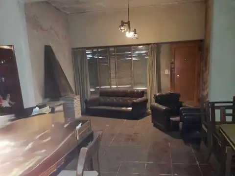 VIVIENDA MULTIFAMILIAR A RECICLAR CON GARAGE - ZONIF. Rm