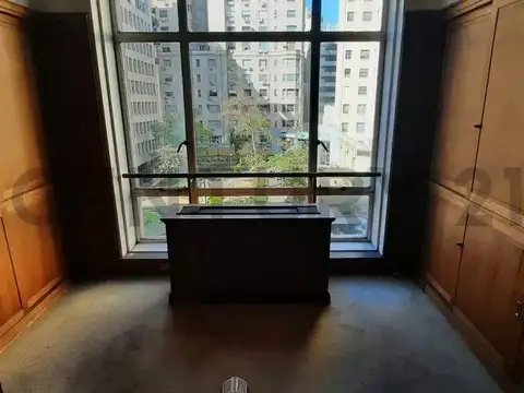 Oficina 8 ambientes con 1 baño