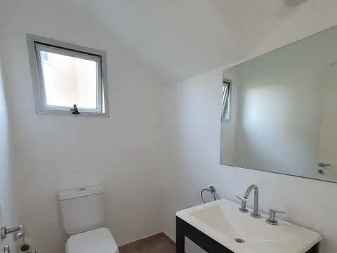 Casa en Alquiler con 2 cocheras