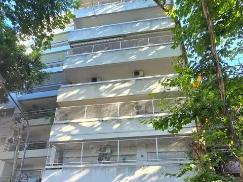 DEPARTAMENTO DE 3 AMBIENTES CON BALCON Y COCHERA CUBIERTA EN ALQUILER. OLIVOS