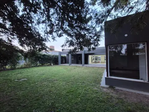 Casa en Venta con 2 cocheras