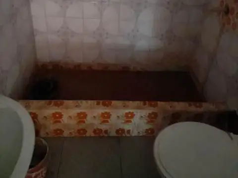 2 LOCALES EN VENTA CON VIVIENDA, MORON