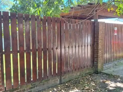 Casa con pileta en zona tranquila.