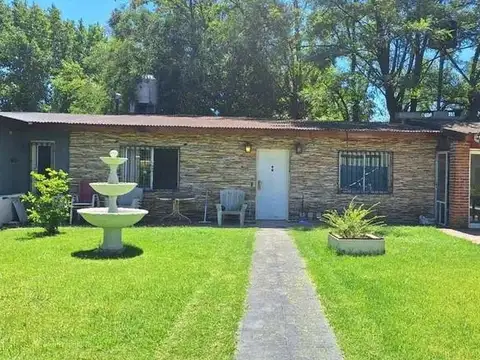 Casa con pileta en zona tranquila.