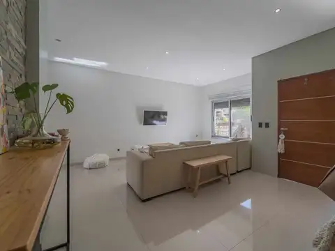 Casa 5 ambientes con 3 baños