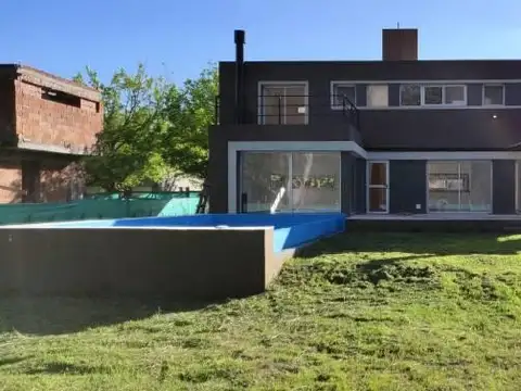 Casa en Venta con 2 cocheras