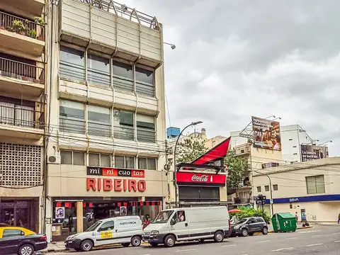 Excelente local en 4 plantas Almagro Av. Corrientes y Angel Gallardo, sobre lote propio A/T/Destino
