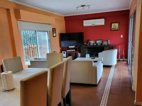 Casa 5 ambientes con 2 baños