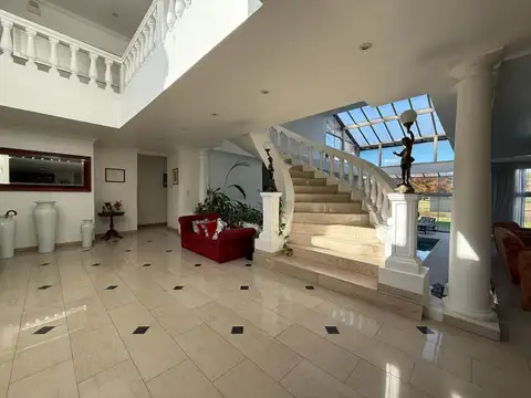 Casa 6 ambientes con 5 baños