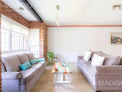 Casa en Venta con 2 cocheras