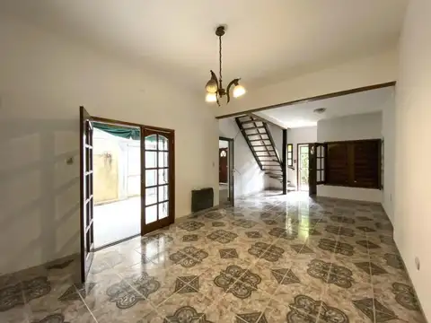 Casa con cochera, patio, 3 dormitorios