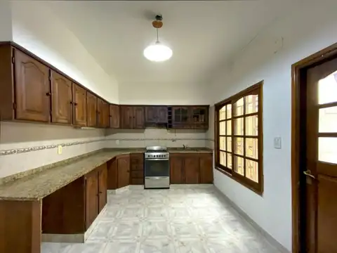 Casa con cochera, patio, 3 dormitorios